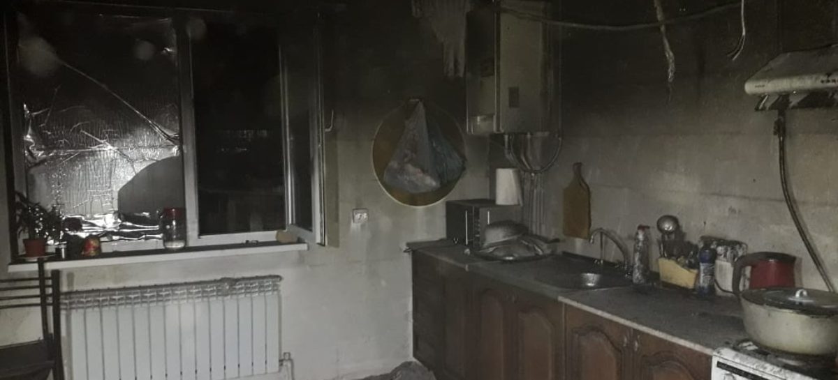 В Сальске, на улице Одесской, из-за замыкания в холодильнике случился пожар