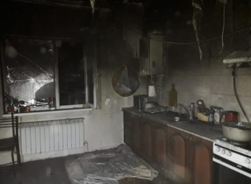 В Сальске, на улице Одесской, из-за замыкания в холодильнике случился пожар