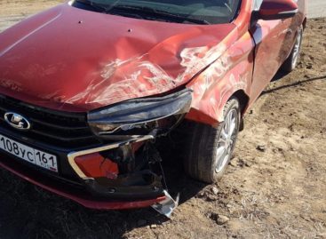 В Сальском районе при столкновении двух автомобилей пострадала 21-летняя девушка