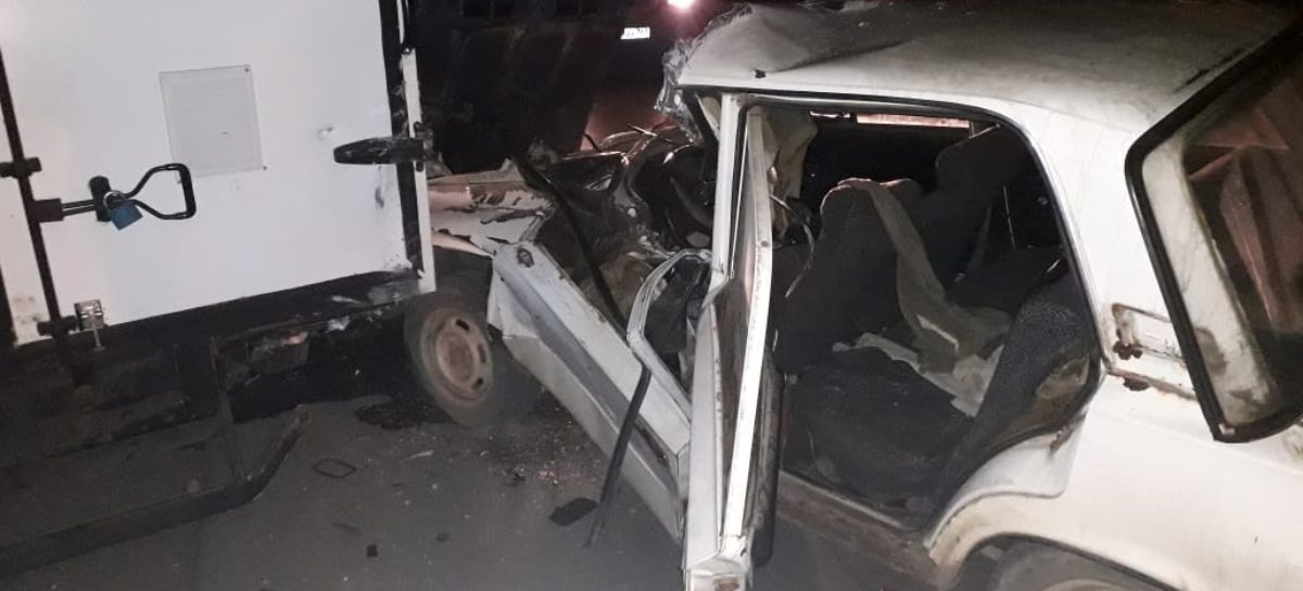 Около полуночи в районе сальского рынка «шестёрка» въехала в «ГАЗель»