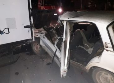 Около полуночи в районе сальского рынка «шестёрка» въехала в «ГАЗель»