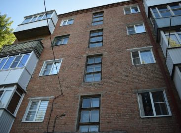 Установка окон в подъездах поссорила жильцов многоквартирного дома в Сальске