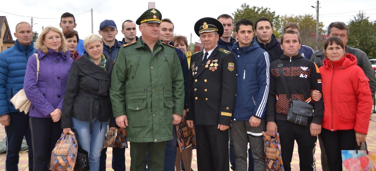 У памятника на площади Свободы в Сальске отметили День призывника
