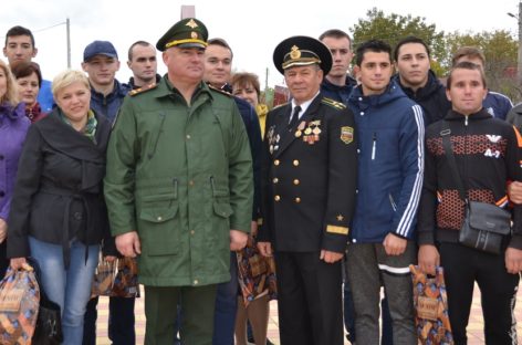 У памятника на площади Свободы в Сальске отметили День призывника