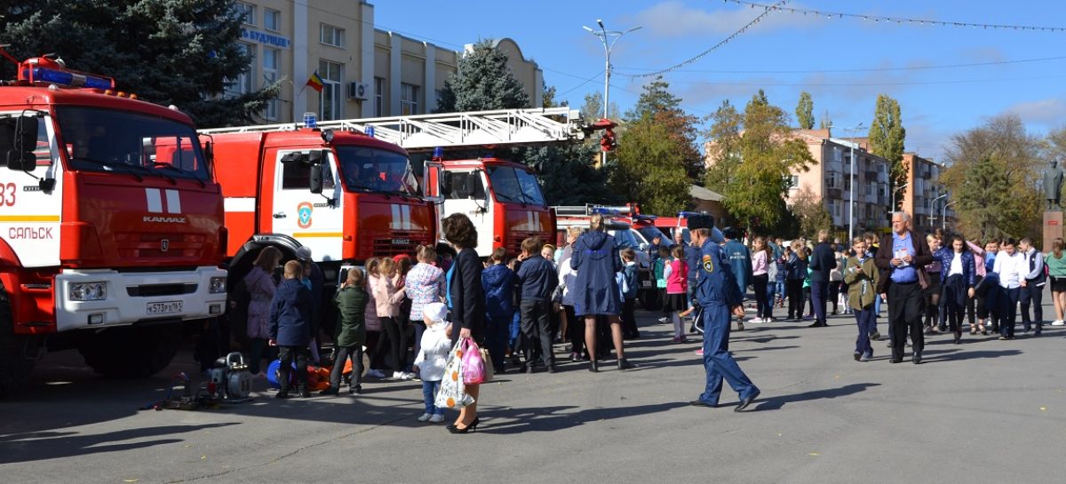 На центральной площади Сальска прошла выставка современной пожарной техники