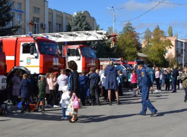 На центральной площади Сальска прошла выставка современной пожарной техники
