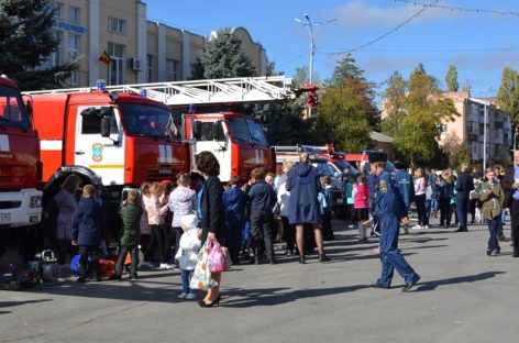 На центральной площади Сальска прошла выставка современной пожарной техники