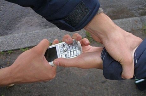 У сальчанина отняли телефон в городском парке