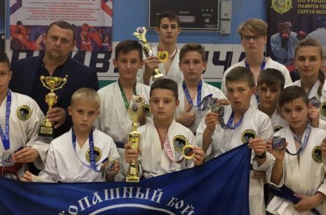 Тяжелые победы и досадное «серебро» достались сальским рукопашникам на областном первенстве