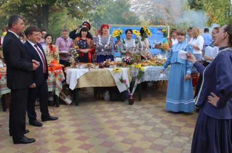 Главным праздничным блюдом угощались сальчане на фестивале шашлыка