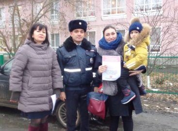Инспектора ГИБДД рассказали ребятне из «Красной Шапочки» о правилах дорожного движения