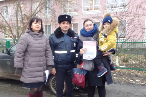 Инспектора ГИБДД рассказали ребятне из «Красной Шапочки» о правилах дорожного движения