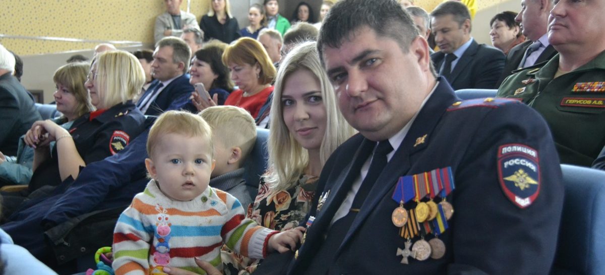 В Сальске сотрудники полиции отметили профессиональный праздник