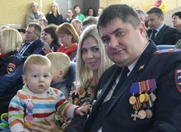В Сальске сотрудники полиции отметили профессиональный праздник