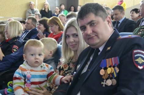 В Сальске сотрудники полиции отметили профессиональный праздник