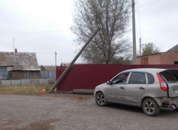 Не успев протрезветь, водитель сбил столб, помял забор и бросил свою «Калину»