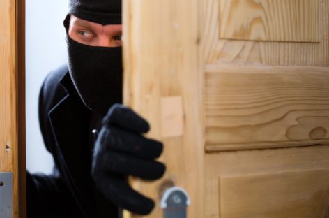 То деньги в рукам приберут, то паспорт чужой прихватят