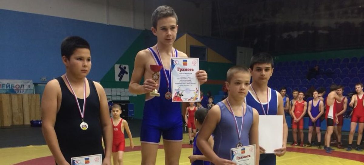 Гигантовские борцы получили медали Всероссийского турнира из рук чемпиона мира
