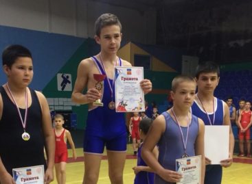 Гигантовские борцы получили медали Всероссийского турнира из рук чемпиона мира