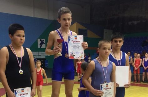 Гигантовские борцы получили медали Всероссийского турнира из рук чемпиона мира