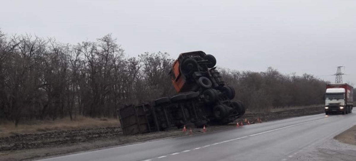 Из-за неудачного манёвра водителя в сложных погодных условиях многотонный КамАЗ встал на дыбы