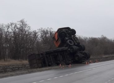 Из-за неудачного манёвра водителя в сложных погодных условиях многотонный КамАЗ встал на дыбы