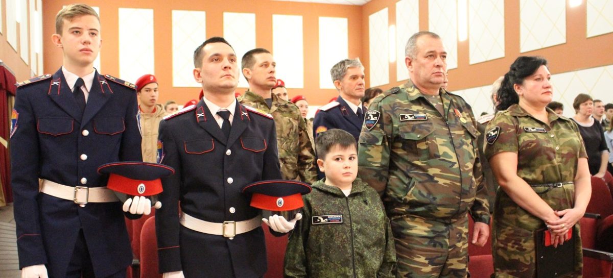 Поисковики «Русича» передали капсулу с частицей грунта с места гибели подводной лодки родным погибшего моряка