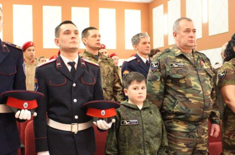 Поисковики «Русича» передали капсулу с частицей грунта с места гибели подводной лодки родным погибшего моряка