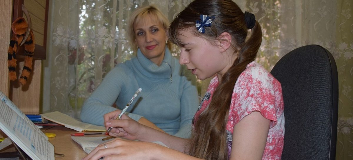 Создавать новые миры, не видя мира. Сальская школьница-инвалид пишет сказки и повести