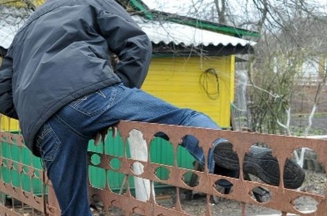 Пока хозяева отсутствовали, на их даче кто-то побывал