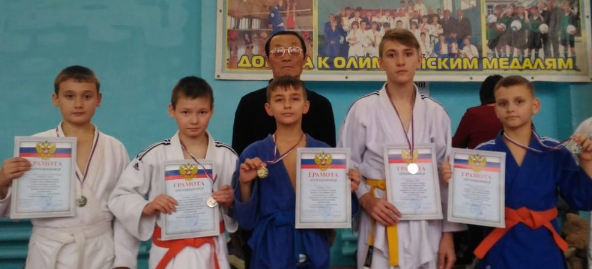 Дзюдоисты Спортивной школы Сальского района даром выходные не теряли