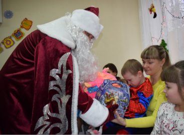 В Сальске дети получили мягкие игрушки и новогодние сладости