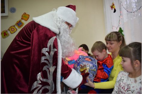 В Сальске дети получили мягкие игрушки и новогодние сладости