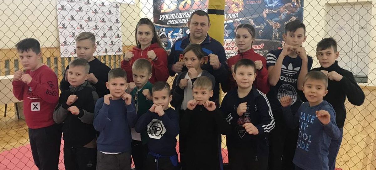 Сальские рукопашники сражались в клетке в Шахтах