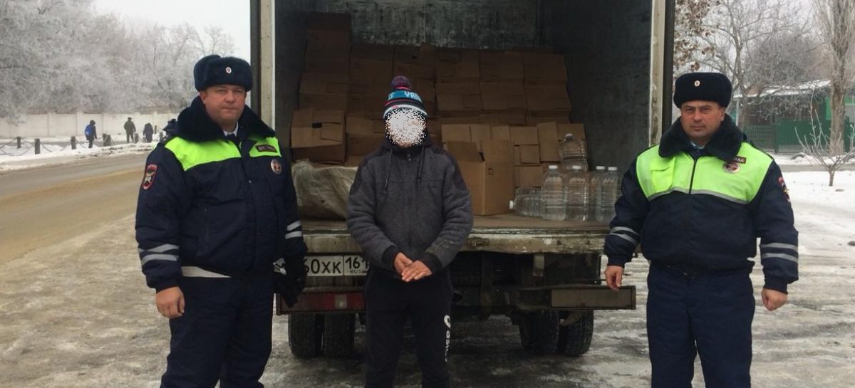 Машину с двумя тысячами литров спирта остановили в Сальске сотрудники ДПС