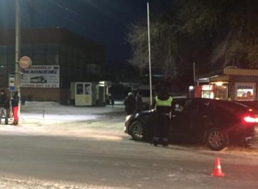 У автовокзала в Сальске камазист сбил 14-летнюю девочку