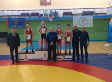 Три медали из Ростова привезли гигантовские борцы