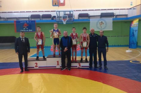 Три медали из Ростова привезли гигантовские борцы
