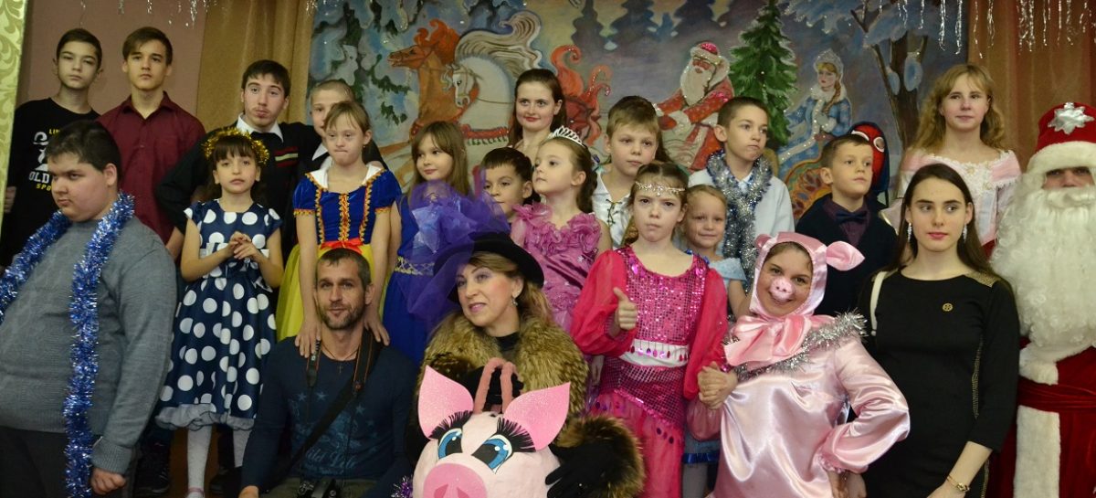 Сказочные герои устроили необычный новогодний праздник для особенных детей
