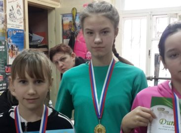Сальские гребцы соревнуются и зимой