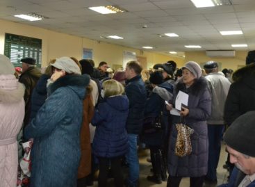 Неделя в сальской поликлинике начинается со столпотворения