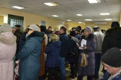 Неделя в сальской поликлинике начинается со столпотворения