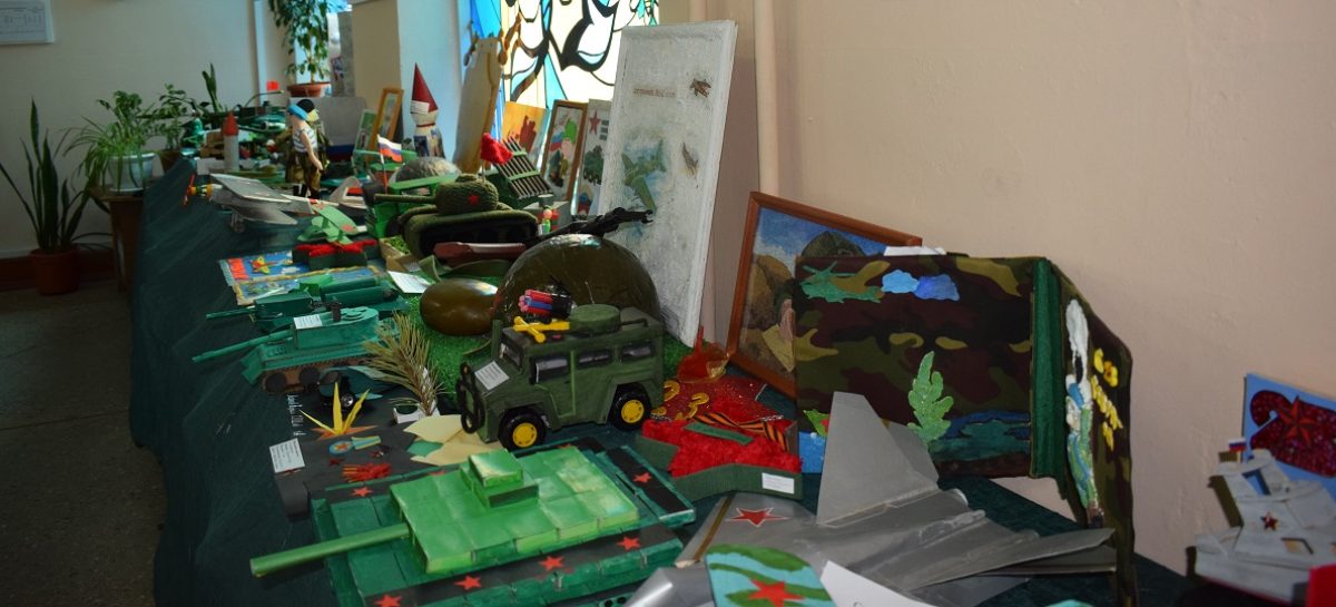 Конкурс «военной» игрушки открылся в Доме пионеров и школьников