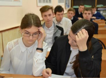 Выпускники девятых классов сдают февральский экзамен