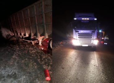На въезде в Сальск с гружёной фурой случилось ЧП