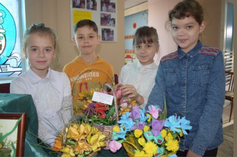 На станции юных техников работает весенняя выставка