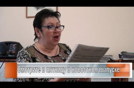 Учит вокалу