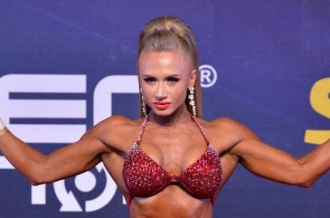 Сальчанка Нина Завадская меняет форму и завоевывает медали соревнований по бодибилдингу и фитнесу