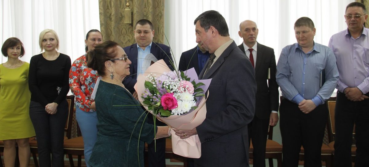 Почетного гражданина Сальского района Людмилу Лапину поздравили с днем рождения