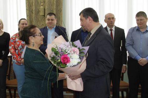 Почетного гражданина Сальского района Людмилу Лапину поздравили с днем рождения